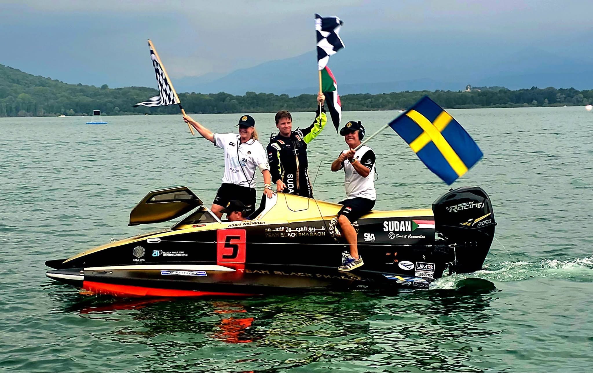 Équipe Black Pharaoh sur le bateau de course numéro 5